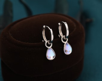 Moonstone Droplet Huggie Hoop Oorbellen in Sterling Zilver, Gesimuleerde Moonstone Hoops, Zilver of Goud, Afneembaar