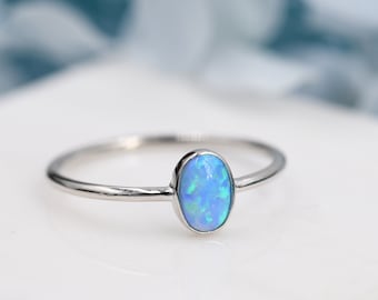 Blauwe Opaal Ovale Ring in Sterling Zilver, US 5 - 8, Delicate Opaal Stenen Ring, Blauwe Opaal Ring, Lab Opaal Ring