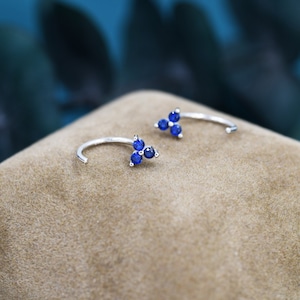 Saphir Blaue CZ Blume Huggie Creolen in Sterling Silber, kleine Blaue CZ Trio offene Creolen, Durchziehen Threader, halbe Creolen, C Form