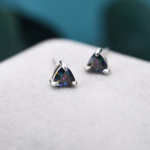 トリリオンカットミスティックブラックCZスタッドイヤリング（スターリングシルバー、シルバー、ゴールド）、キュービックジルコニアクリスタルイヤリング