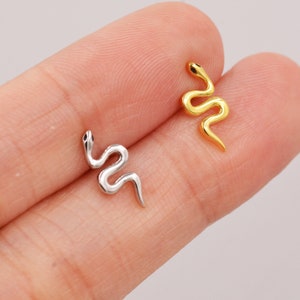 Piccoli orecchini a forma di serpente in argento sterling - oro o argento - - Venduti in coppia - Gioielli carini, divertenti, stravaganti e graziosi
