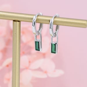 Huggie Huggie hoop Baguette CZ vert émeraude en argent sterling, argent ou or, créoles minimalistes CZ, détachables et interchangeables