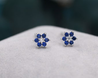 Sehr kleine Saphir Blau CZ Blumen Ohrstecker in Sterling Silber, Silber oder Gold, Kristall Blumen Ohrringe, Stapel Ohrringe