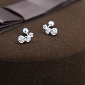 Orecchini a vite Trio Extra Tiny CZ in argento sterling, argento o oro, orecchini a bilanciere con castone minuscolo geometrico a tre CZ, orecchini impilabili