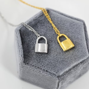 Gucci lock outlet necklace