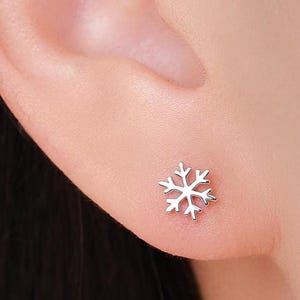 Orecchini a bottone a forma di fiocco di neve in argento sterling, disponibili in tre finiture: argento, oro e oro rosa, delicati fiocchi di neve