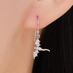 Flying Dragon-haakoorbellen in sterlingzilver, zilver, goud of roségoud, sterlingzilveren delicate drakenhanger