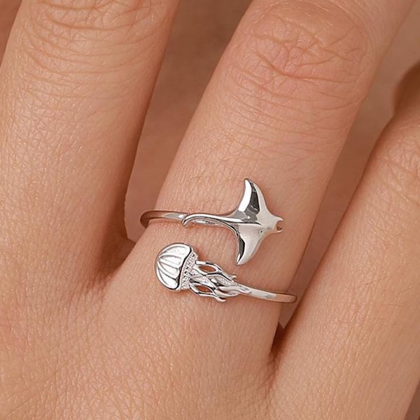 Anillo abierto de plata de ley con diseño de manta raya y medusa.
