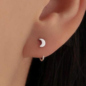 スターリングシルバーの小さな三日月ハギーフープイヤリング、ムーンプルスルーイヤリング、ハーフフープイヤリング、オープンフープ、シルバーまたはゴールド