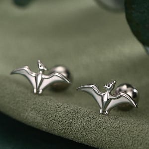極小サイズの翼竜、空飛ぶ恐竜、18Gネジ式バックピアス、スターリングシルバー製、動物モチーフピアス