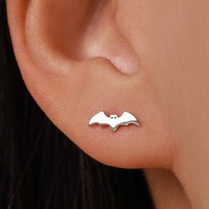 Kleine vleermuis-oorknopjes in sterlingzilver, zilver of goud, eenvoudige vleermuisoorbellen, stapeloorbellen, dierenoorbellen