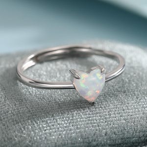 Anello a forma di cuore in opale di fuoco in argento sterling, anello con opale di misura regolabile, incastonato a griffe, anello con pietra opale da laboratorio, anello con opale, delicato anello impilabile