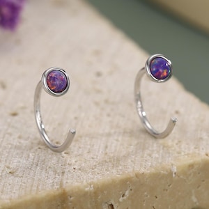 Aros minimalistas de ópalo morado con cierre de presión en plata de ley, oro o plata. Aros abiertos con cierre de presión.
