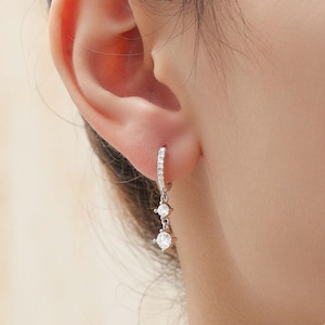 Dubbele CZ Dangle Huggie Hoop in sterlingzilver, zilver of goud of roségoud, skinny CZ-hangoorbellen, twee CZ-oorbellen