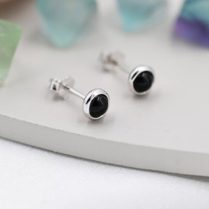 スターリングシルバーのブラックオニキススタッドイヤリング、4mmの本物のブラックオニキスストーン、半貴石ジュエリー