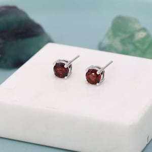 Pendientes de granate natural de plata de ley, juego de puntas de 5 mm, perno de piedra preciosa de granate genuino, estilo minimalista, piedra de nacimiento de enero