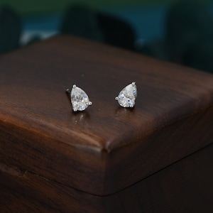 Pendientes de moissanita de corte pera en plata de ley, pendientes de moissanita con diamantes en forma de gota de 4 x 6 mm, pendientes con la piedra de nacimiento de abril.