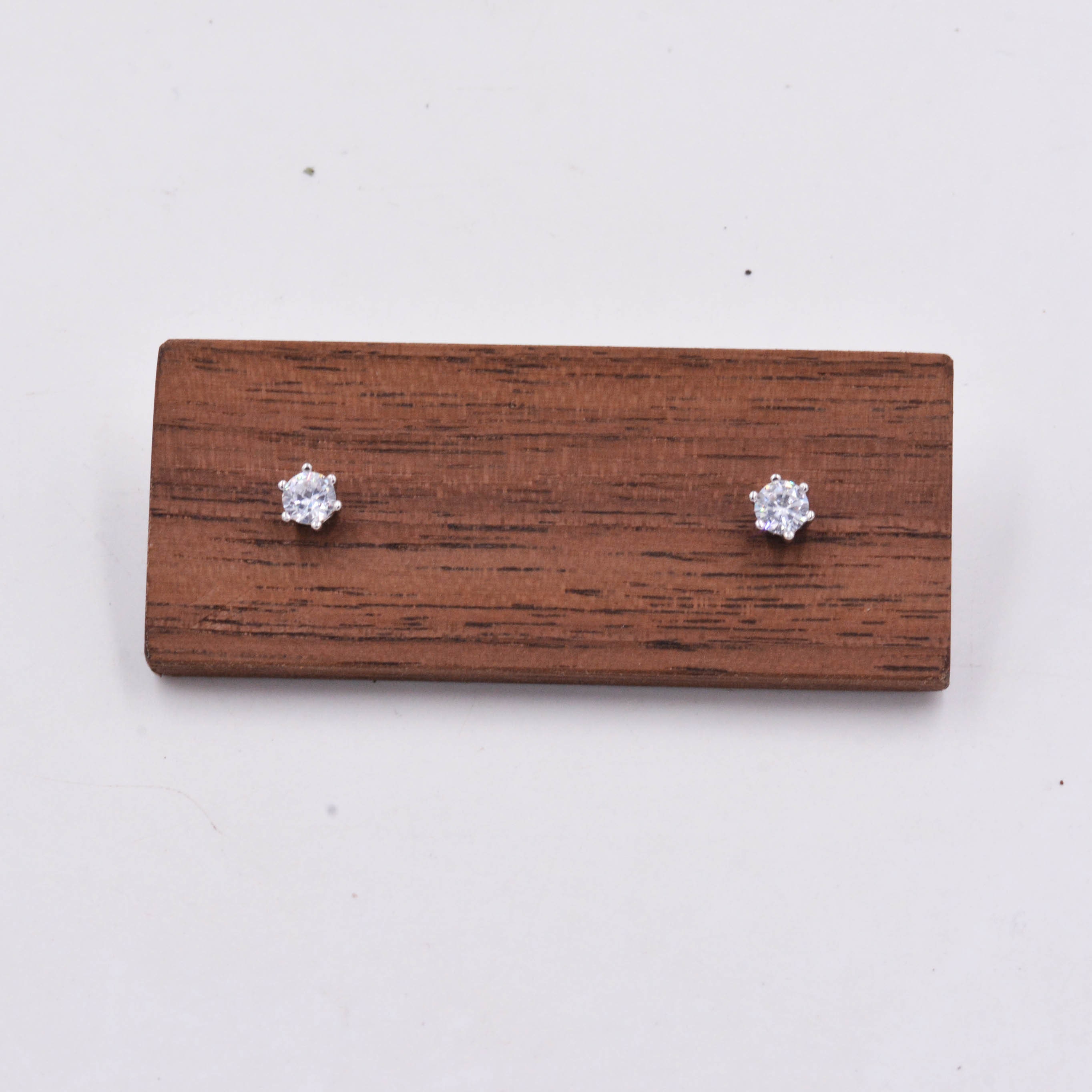 Elegante Versilberte Runde CZ Ohrstecker Solitär Funkeln