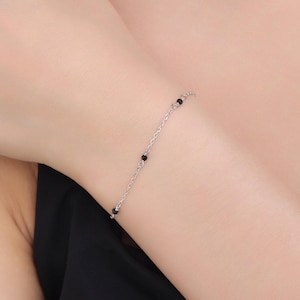 Bracciale a catena satellitare con perline di spinello nero da 2 mm in argento sterling, argento o oro, stile geometrico minimalista