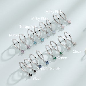 Boucles d'oreilles Huggie, petite fleur d'hortensia CZ en argent sterling, argent ou or, CZ vert, bleu, rose, violet ou transparent image 2