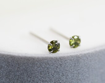 Orecchini Pendenti In Argento 925 Con Peridoto - Pietra Portafortuna Di Agosto (CZ)