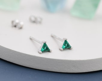 極小エメラルドグリーンCZトライアングルスタッドイヤリング
