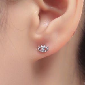 Orecchini a bottone con piccoli occhi in argento sterling, argento o oro, orecchini a bottone con occhio malvagio, orecchini impilabili, orecchini a bottone extra piccoli