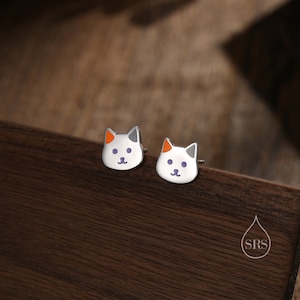 スターリングシルバーのキャリコキャットエナメルスタッドピアス、シルバーキャットピアス、白黒キャットピアス、小さなキャットスタッド、かわいいキティスタッドピアス