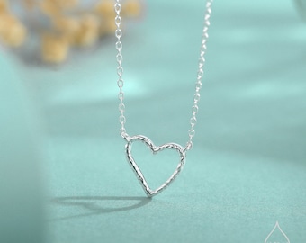 Delicado collar de corazón martillado en plata de ley, plata u oro u oro rosa, collar de corazón abierto, collar de corazón recortado