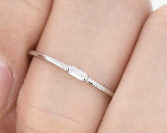 Anel minimalista com zircônia cúbica em lapidação baguete, em prata de lei, prata ou ouro. Tamanhos EUA 5 a 8.