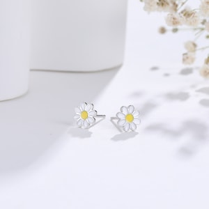 Enamel Daisy Flower Stud Earrings in Sterling Silver, Daisy Flower Earrings, Tiny Flower Earrings zdjęcie 4