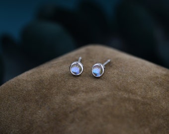 Aretes de piedra lunar en plata de ley, bisel, aretes de piedra aurora, aretes de puntos de cristal aurora de 3 mm