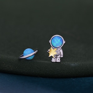 Mismatched Astronaut und Planet Ohrstecker in Sterling Silber, Asymmetrische Planet und Spaceman Ohrringe mit Blauer Opal, Niedlich und Fun