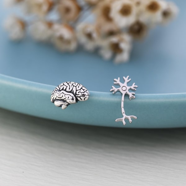 Pendientes anatómicos desiguales con cerebro y neuronas en plata de ley, plata u oro. Pendientes asimétricos de ciencia. Joyería de biología.