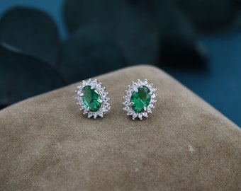 Orecchini a bottone CZ verde smeraldo in argento sterling, orecchini a bottone in cristallo ovale verde, pietra portafortuna di maggio