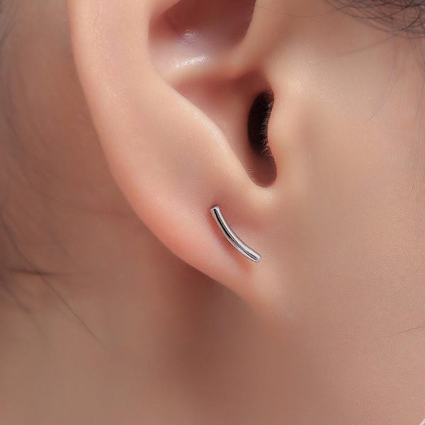 Gebogener Stab Ohrstecker aus Sterlingsilber, Roségold und Gold, delikater und zierlicher geometrischer Schmuck