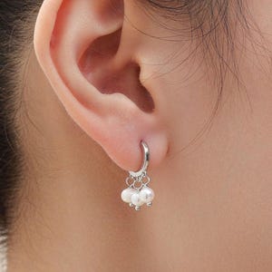 Brincos de argola com trio de pérolas de água doce genuínas em prata de lei, brincos pendentes com pérolas verdadeiras em tons de ouro e prata.