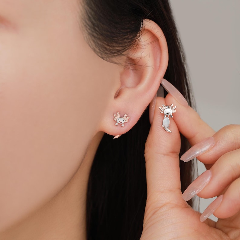 Petites boucles d'oreilles mignonnes en deux parties axolotl en argent sterling - Cache-oreilles de créature marine en argent - Petites boucles d'oreilles - Mignonnes, amusantes, fantaisistes image 1