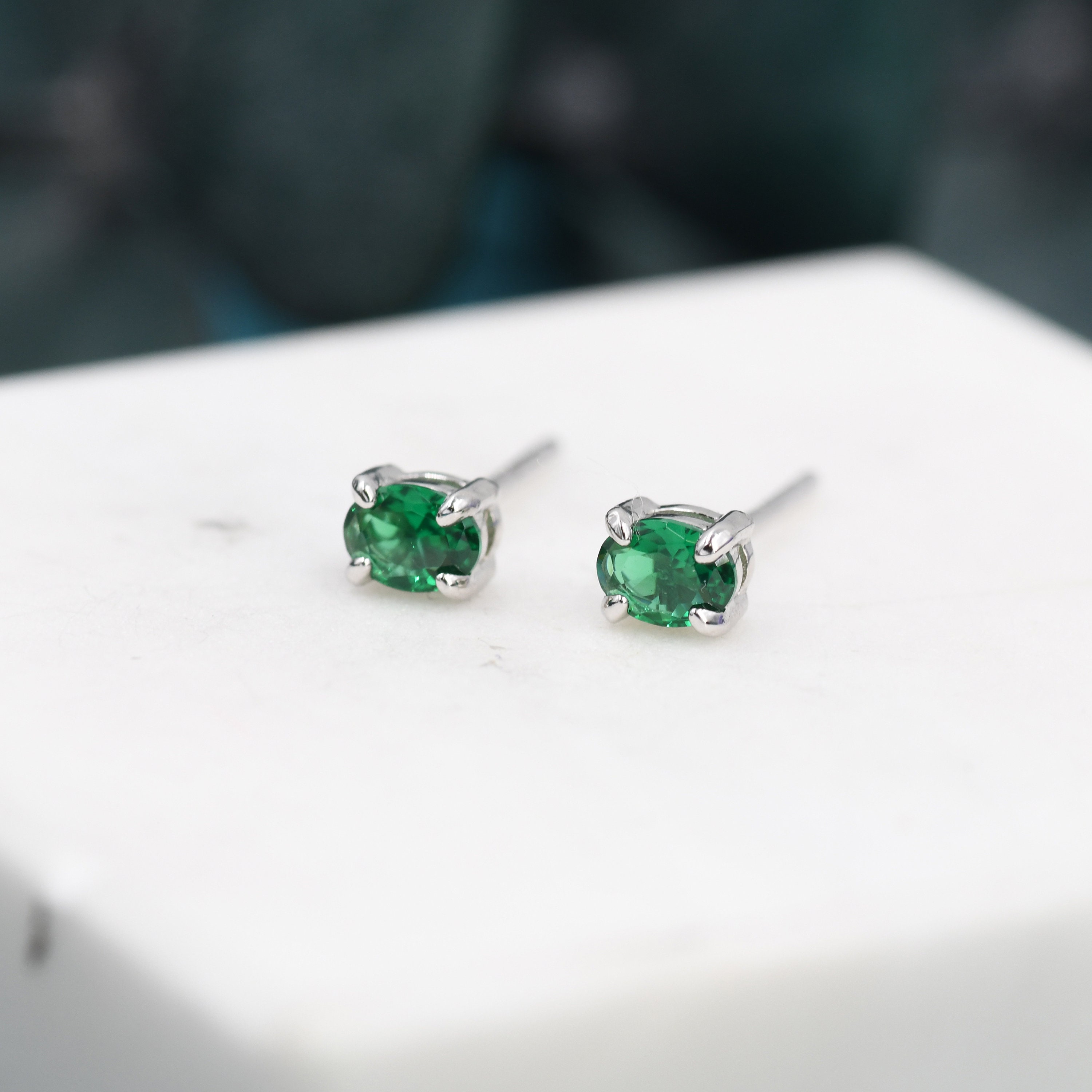 極小エメラルドグリーンオーバルCZスタッドピアス（スターリング 