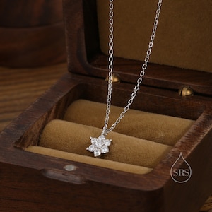 Winzige CZ Blumen Halskette in Sterling Silber, Silber oder Gold oder Roségold, CZ Schneeflocke Halskette, CZ Cluster Floral Halskette