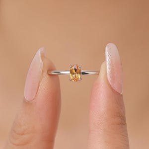Anillo ovalado de citrino natural en plata de ley, 4 x 6 mm, corte ovalado engastado en garras, talla ajustable, anillo de citrino genuino, piedra natal de noviembre.