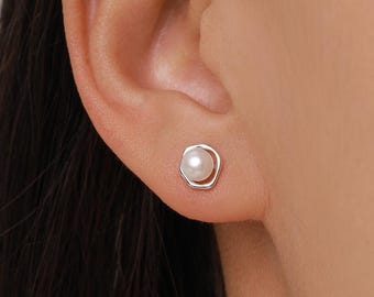 Pendientes de perlas de agua dulce auténticas y círculos irregulares en plata de ley.