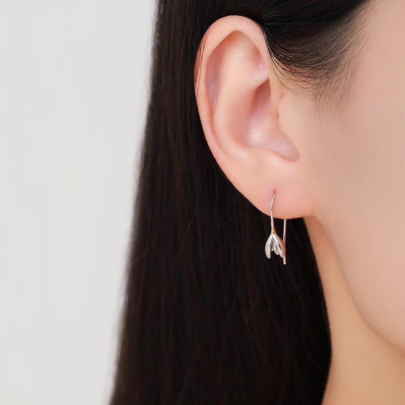 Pendientes colgantes de flores de campanilla de invierno en plata de ley, plata y oro, pendientes de flores de inspiración natural, flor de nacimiento de enero, botánico imagen 5