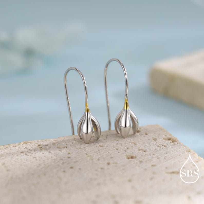 Pendientes colgantes de flores de campanilla de invierno en plata de ley, plata y oro, pendientes de flores de inspiración natural, flor de nacimiento de enero, botánico imagen 2