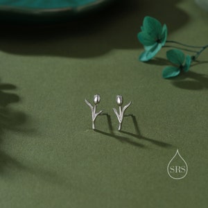 Delicati orecchini a bottone con fiori di tulipano in argento sterling, argento o oro o oro rosa, orecchini di fiori, orecchini di tulipano immagine 4