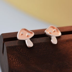 Puces d&#39;oreilles champignon en pointillés en argent sterling - or rose - petites boucles d&#39;oreilles inspirées de la nature - boucles d&#39;oreilles végétales - mignonnes, amusantes, fantaisistes