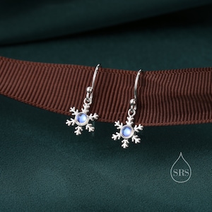 Pendientes de gancho con copos de nieve y piedra lunar en plata de ley. Delicados pendientes de copos de nieve. Pendientes de piedra lunar. Pendientes de nieve.