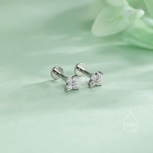 Orecchini a lobo piatti con filettatura interna a forma di ortensia e zirconi cubici, calibro 16, in argento sterling.