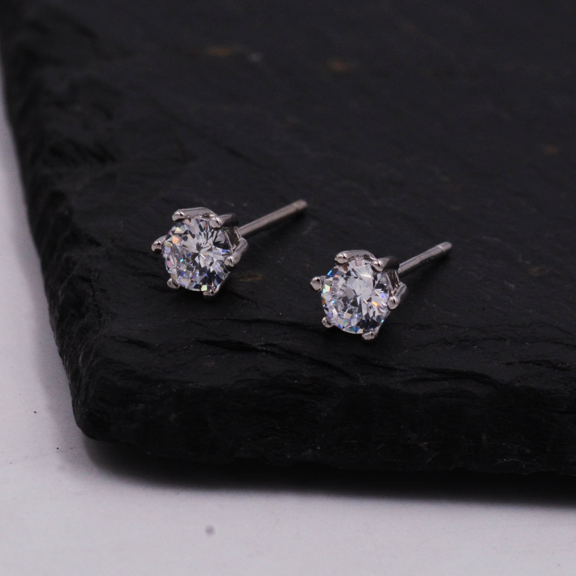 Boucles D'oreilles Clou Solitaire CZ Diamant - Couleur Argent - Style Rétro - Occasion état Neuf