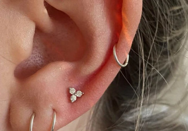 Zeer kleine Three Dot Trio Stud Oorbellen in Sterling Zilver met sprankelende CZ-kristallen, eenvoudig en minimalistisch, geometrisch en discreet afbeelding 7